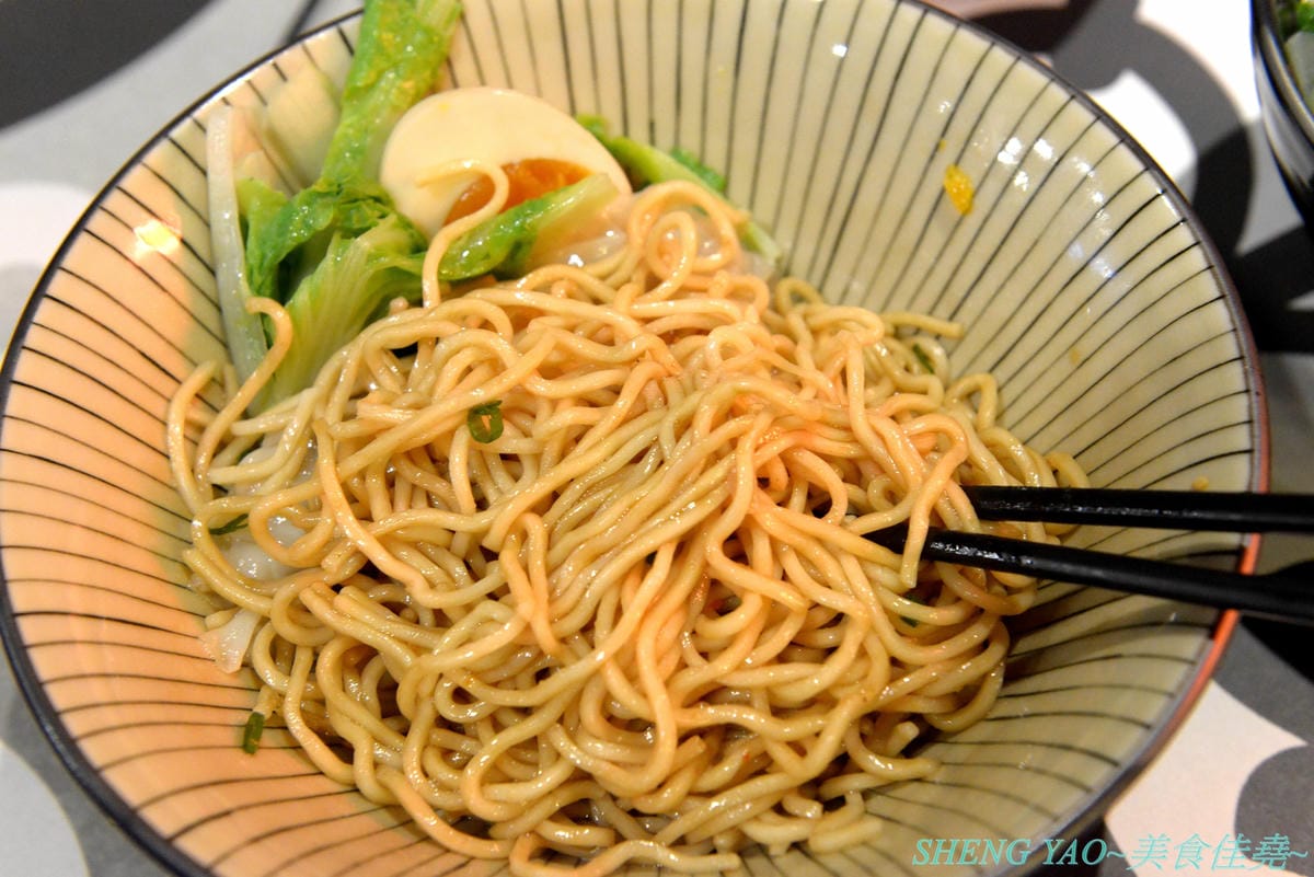 [台中龍井]金碗打老虎 – 東海商圈新開的創意”麵術館”,餐點口味還不錯,乾麵比湯麵更好吃一些,工業風混搭夜店風的裝潢風格很新潮,外頭竟然還有拳擊沙包袋,吃完東西還能順便打拳擊運動一下。