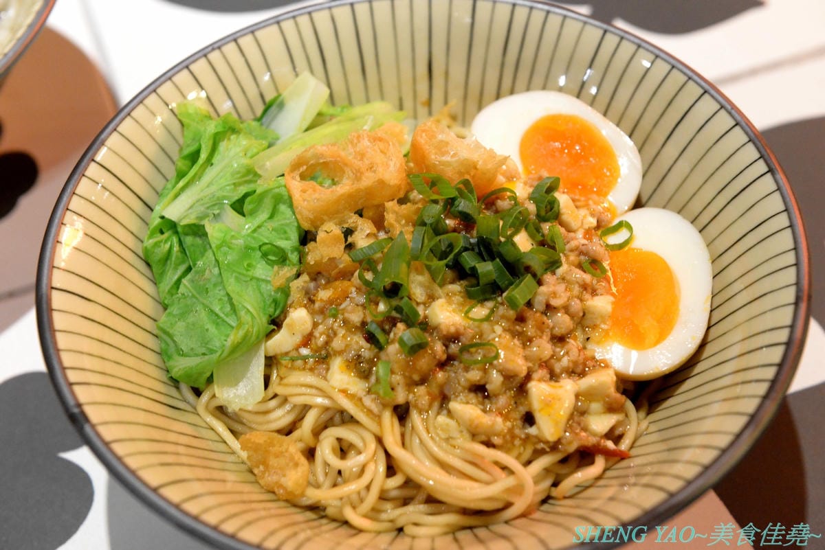 [台中龍井]金碗打老虎 – 東海商圈新開的創意”麵術館”,餐點口味還不錯,乾麵比湯麵更好吃一些,工業風混搭夜店風的裝潢風格很新潮,外頭竟然還有拳擊沙包袋,吃完東西還能順便打拳擊運動一下。