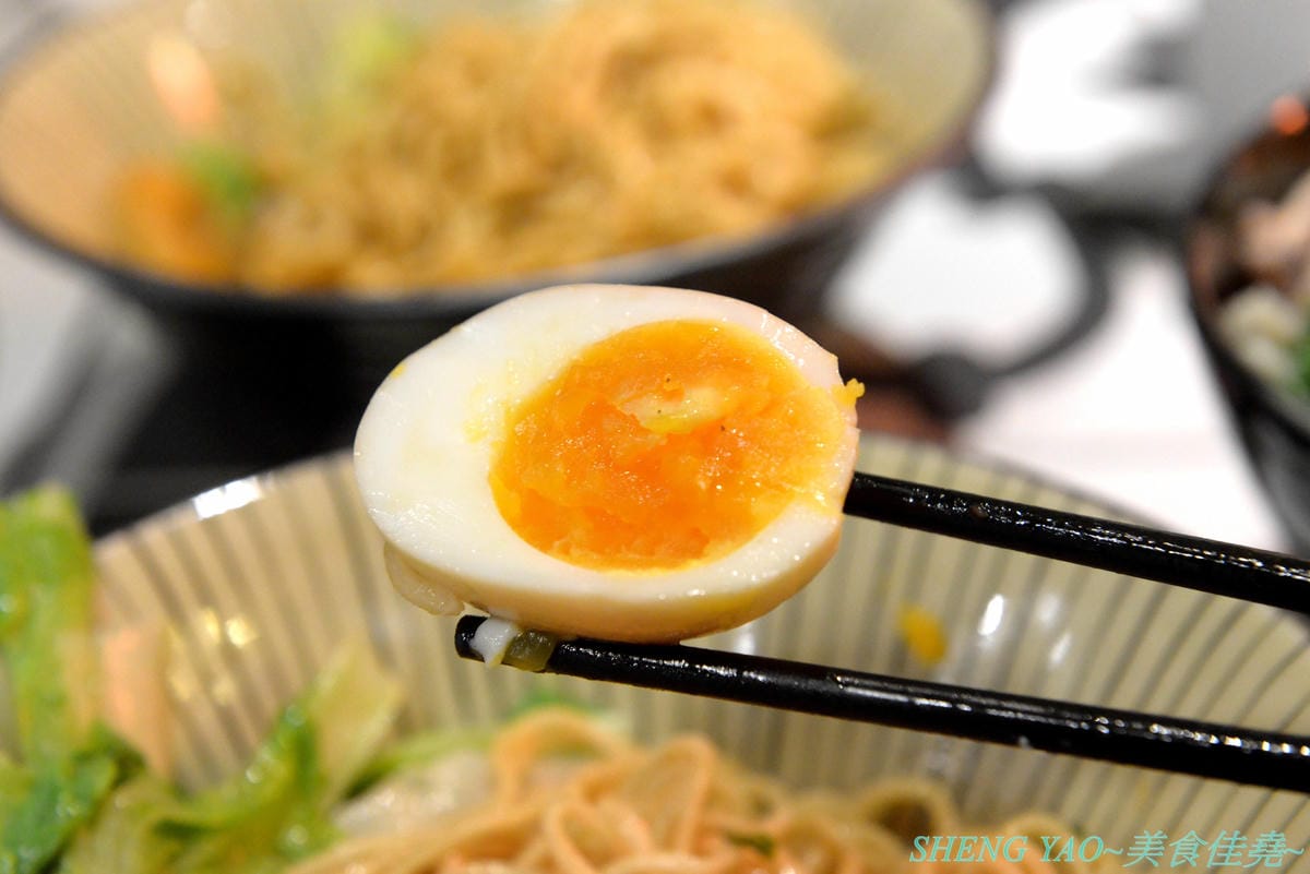 [台中龍井]金碗打老虎 – 東海商圈新開的創意”麵術館”,餐點口味還不錯,乾麵比湯麵更好吃一些,工業風混搭夜店風的裝潢風格很新潮,外頭竟然還有拳擊沙包袋,吃完東西還能順便打拳擊運動一下。