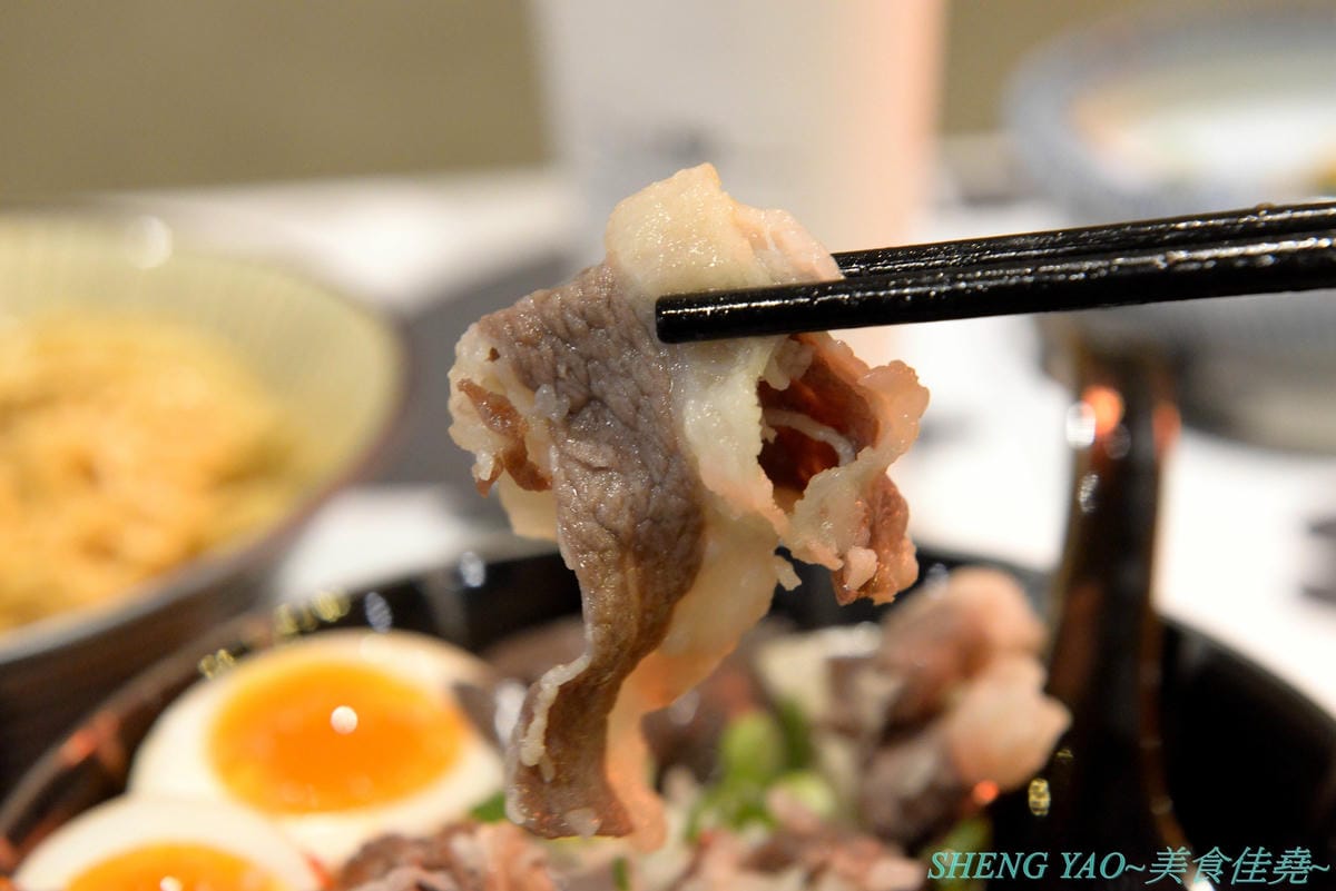 [台中龍井]金碗打老虎 – 東海商圈新開的創意”麵術館”,餐點口味還不錯,乾麵比湯麵更好吃一些,工業風混搭夜店風的裝潢風格很新潮,外頭竟然還有拳擊沙包袋,吃完東西還能順便打拳擊運動一下。