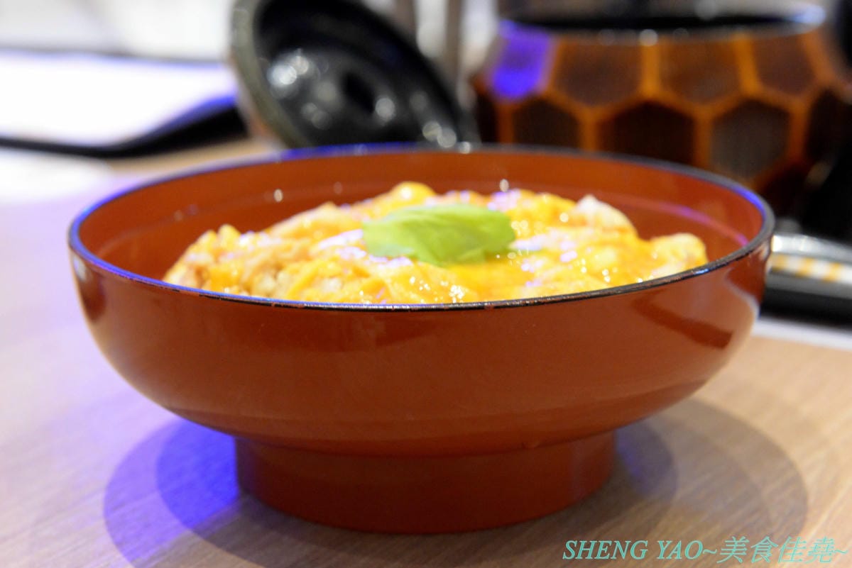 [台中梧棲]雞三和 台中三井店 – 台中三井OUTLET一樓美食街人氣店家,來自名古屋將近120年歷史的老店,主打親子丼等雞肉料理,食材講究,口味也好吃。