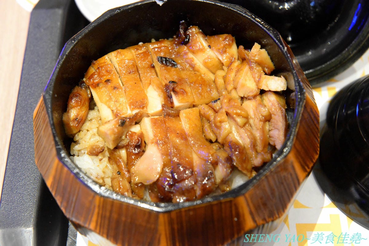 [台中梧棲]雞三和 台中三井店 – 台中三井OUTLET一樓美食街人氣店家,來自名古屋將近120年歷史的老店,主打親子丼等雞肉料理,食材講究,口味也好吃。