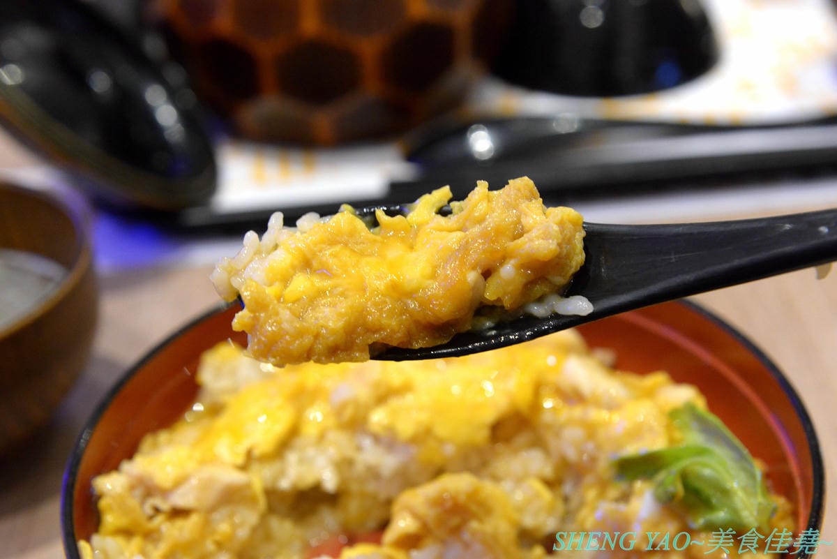 [台中梧棲]雞三和 台中三井店 – 台中三井OUTLET一樓美食街人氣店家,來自名古屋將近120年歷史的老店,主打親子丼等雞肉料理,食材講究,口味也好吃。