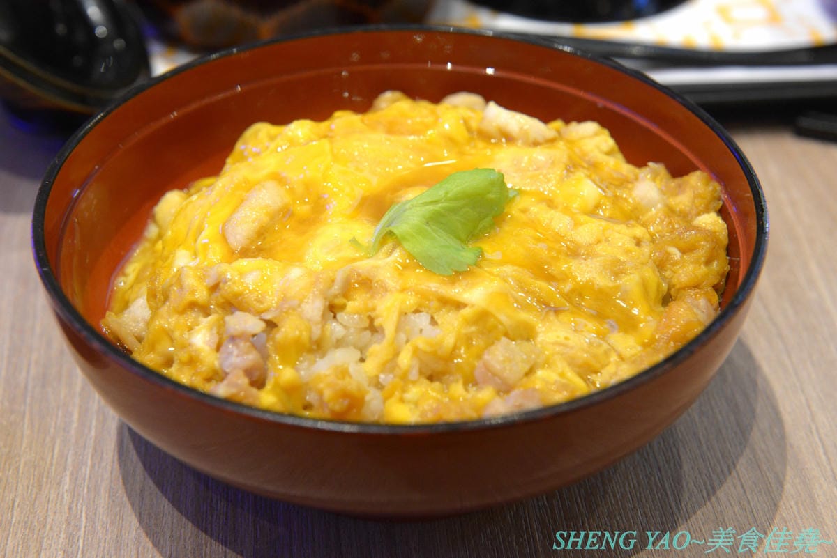 [台中梧棲]雞三和 台中三井店 – 台中三井OUTLET一樓美食街人氣店家,來自名古屋將近120年歷史的老店,主打親子丼等雞肉料理,食材講究,口味也好吃。