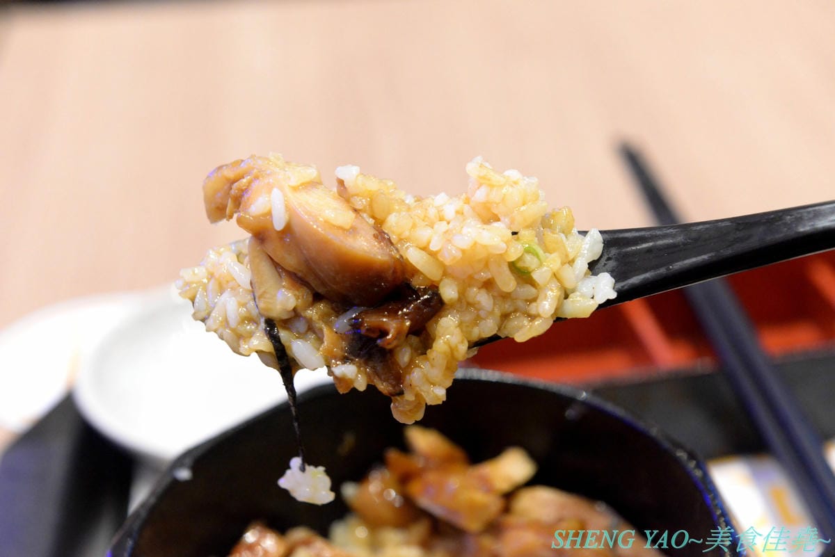 [台中梧棲]雞三和 台中三井店 – 台中三井OUTLET一樓美食街人氣店家,來自名古屋將近120年歷史的老店,主打親子丼等雞肉料理,食材講究,口味也好吃。