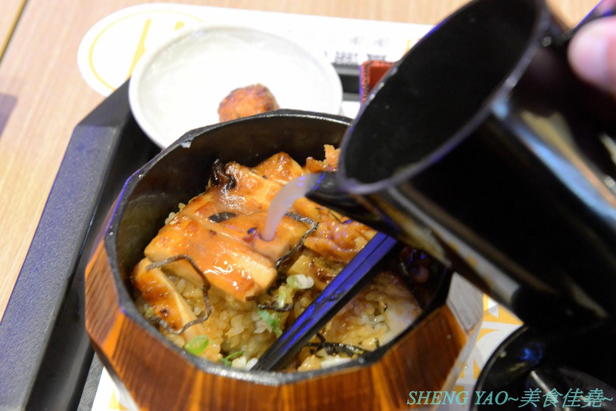 [台中梧棲]雞三和 台中三井店 – 台中三井OUTLET一樓美食街人氣店家,來自名古屋將近120年歷史的老店,主打親子丼等雞肉料理,食材講究,口味也好吃。