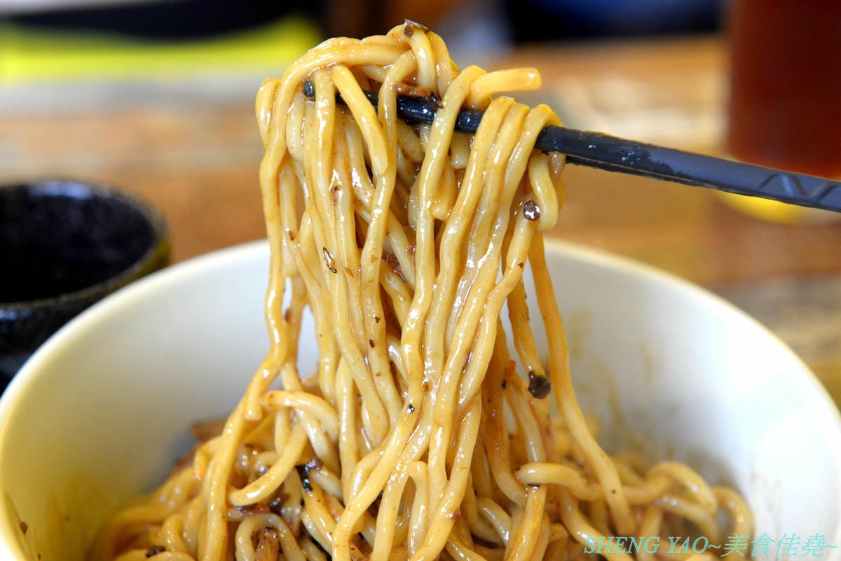 [台中沙鹿]香遇銷魂麵 – 排灣族媽媽的麵飯小店,餐點頗有特色,招牌主打麻辣、孜然口味銷魂麵,咖哩飯也不錯,炸物系列好吃大推。(已歇業)