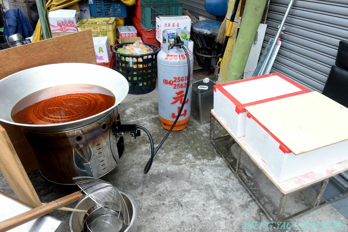 [台中沙鹿]原住民部落甜點 小米甜甜圈 – 超夯的小米甜甜圈沙鹿也有賣了,固定地點固定時間販售,剛炸好的甜甜圈熱呼呼的口感軟綿Q彈,冷掉依舊不錯吃,4個只要100元,另外帶有奶油香氣的小米奶
