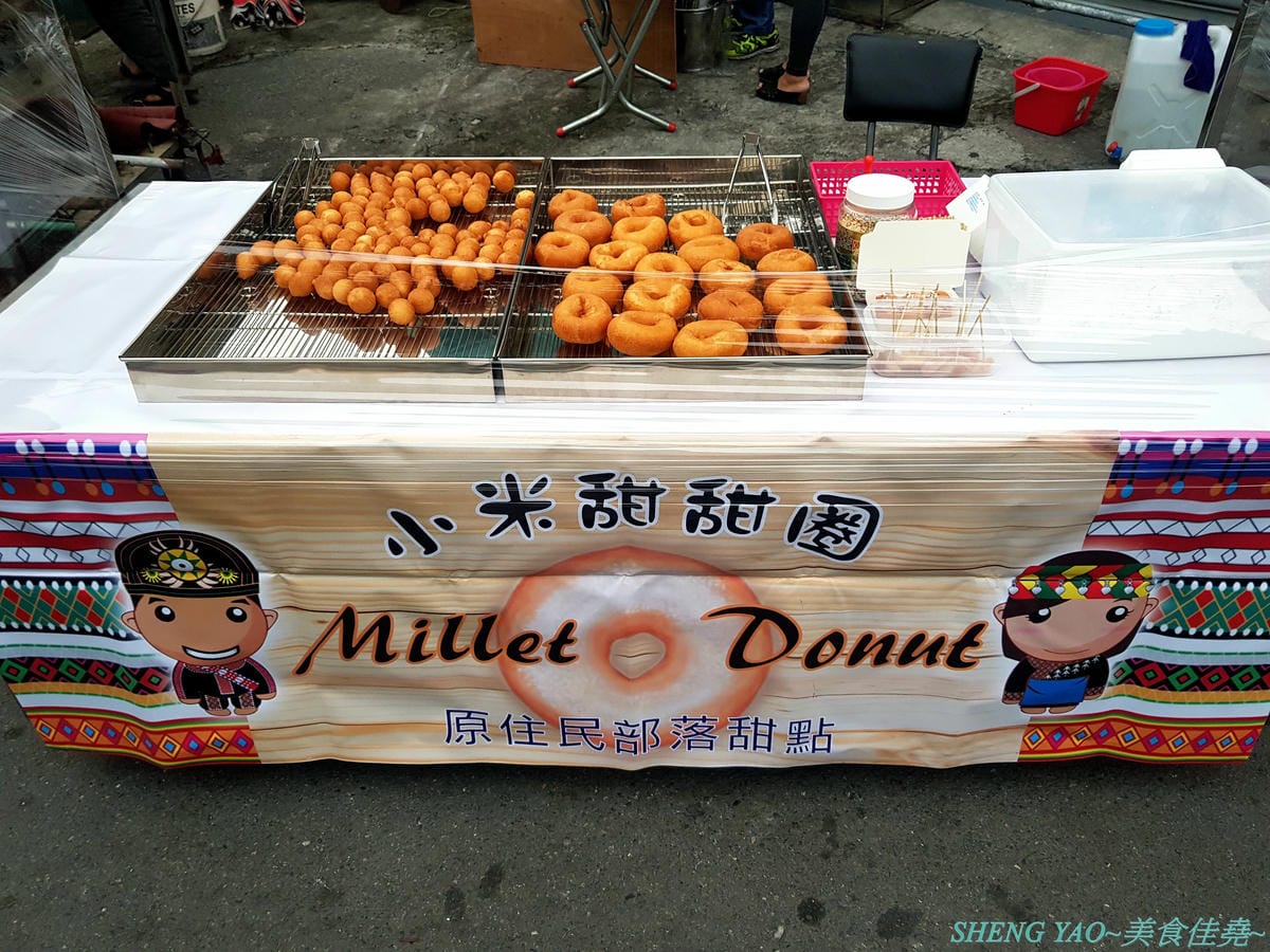 [台中沙鹿]原住民部落甜點 小米甜甜圈 – 超夯的小米甜甜圈沙鹿也有賣了,固定地點固定時間販售,剛炸好的甜甜圈熱呼呼的口感軟綿Q彈,冷掉依舊不錯吃,4個只要100元,另外帶有奶油香氣的小米奶