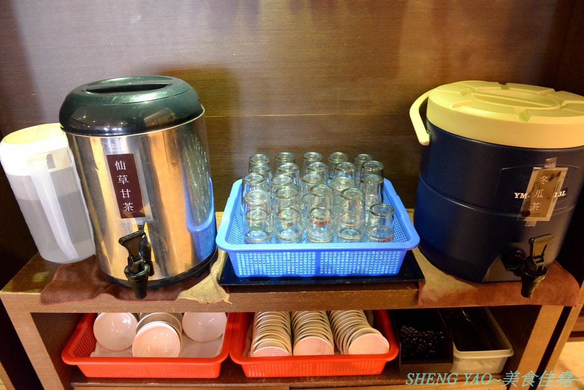 [台中西區]泰味香 – 台中罕見的99元平價泰式料理,店內將近100樣菜色連同湯類真的每道都只賣99元,口味夠水準,份量上也沒縮水,還有香米飯和飲料無限量供應,一個人或多人來吃都合適。