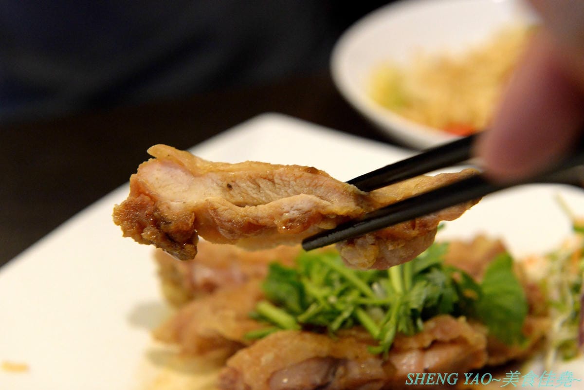 [台中西區]泰味香 – 台中罕見的99元平價泰式料理,店內將近100樣菜色連同湯類真的每道都只賣99元,口味夠水準,份量上也沒縮水,還有香米飯和飲料無限量供應,一個人或多人來吃都合適。