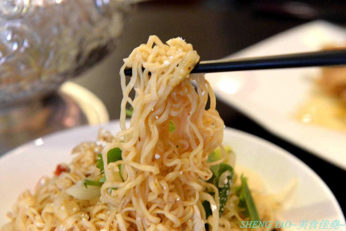 [台中西區]泰味香 – 台中罕見的99元平價泰式料理,店內將近100樣菜色連同湯類真的每道都只賣99元,口味夠水準,份量上也沒縮水,還有香米飯和飲料無限量供應,一個人或多人來吃都合適。