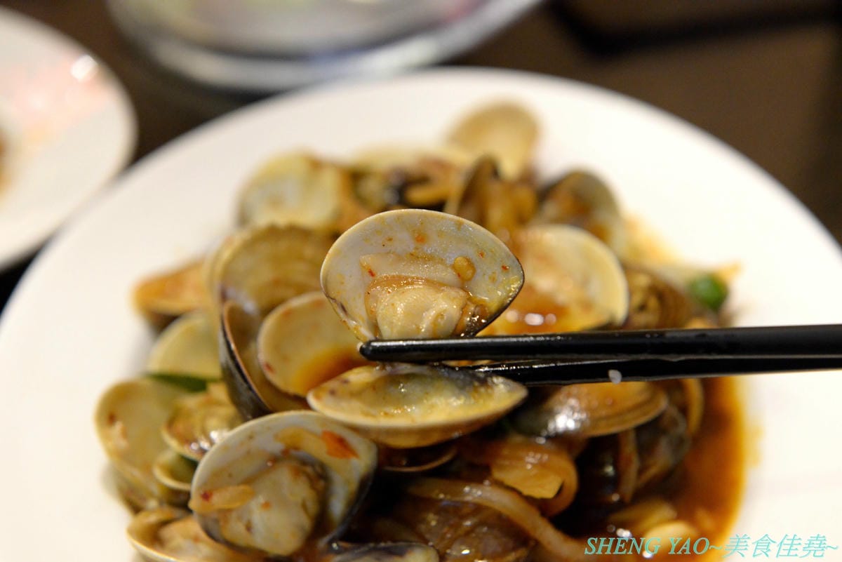 [台中西區]泰味香 – 台中罕見的99元平價泰式料理,店內將近100樣菜色連同湯類真的每道都只賣99元,口味夠水準,份量上也沒縮水,還有香米飯和飲料無限量供應,一個人或多人來吃都合適。