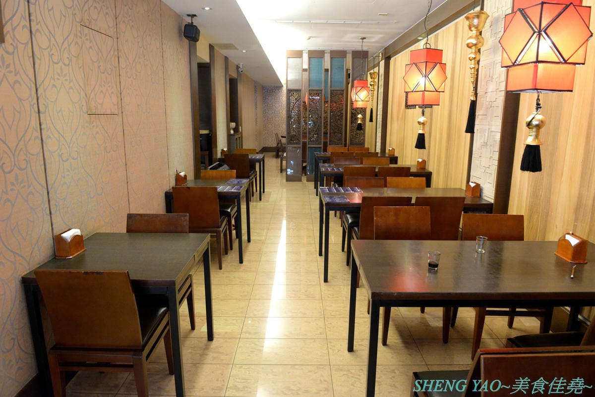[台中西區]泰味香 – 台中罕見的99元平價泰式料理,店內將近100樣菜色連同湯類真的每道都只賣99元,口味夠水準,份量上也沒縮水,還有香米飯和飲料無限量供應,一個人或多人來吃都合適。