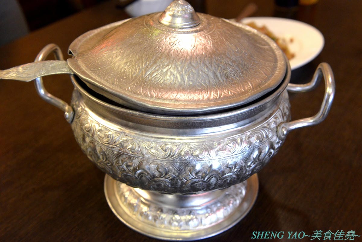 [台中西區]泰味香 – 台中罕見的99元平價泰式料理,店內將近100樣菜色連同湯類真的每道都只賣99元,口味夠水準,份量上也沒縮水,還有香米飯和飲料無限量供應,一個人或多人來吃都合適。