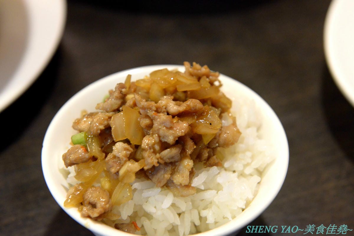 [台中西區]泰味香 – 台中罕見的99元平價泰式料理,店內將近100樣菜色連同湯類真的每道都只賣99元,口味夠水準,份量上也沒縮水,還有香米飯和飲料無限量供應,一個人或多人來吃都合適。