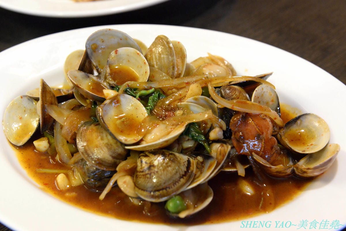 [台中西區]泰味香 – 台中罕見的99元平價泰式料理,店內將近100樣菜色連同湯類真的每道都只賣99元,口味夠水準,份量上也沒縮水,還有香米飯和飲料無限量供應,一個人或多人來吃都合適。