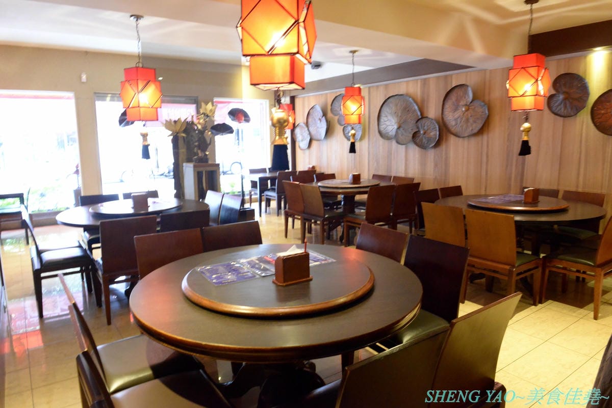 [台中西區]泰味香 – 台中罕見的99元平價泰式料理,店內將近100樣菜色連同湯類真的每道都只賣99元,口味夠水準,份量上也沒縮水,還有香米飯和飲料無限量供應,一個人或多人來吃都合適。