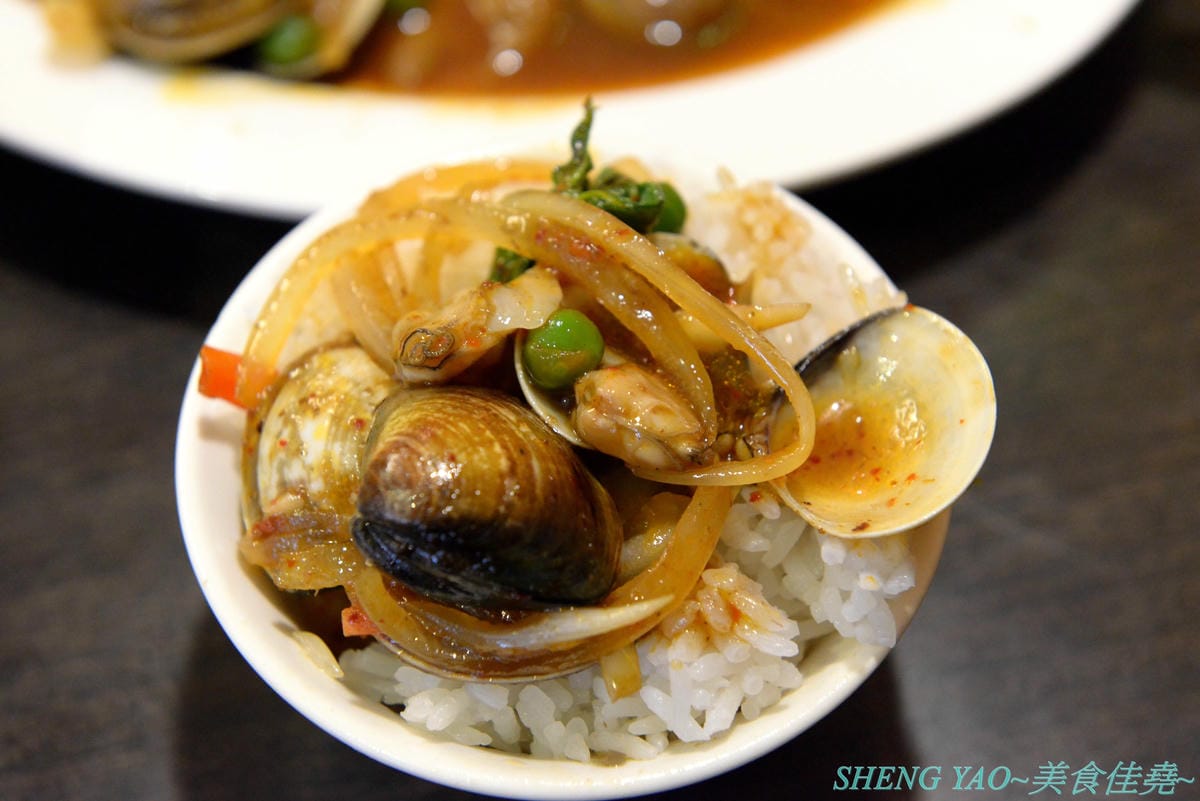 [台中西區]泰味香 – 台中罕見的99元平價泰式料理,店內將近100樣菜色連同湯類真的每道都只賣99元,口味夠水準,份量上也沒縮水,還有香米飯和飲料無限量供應,一個人或多人來吃都合適。