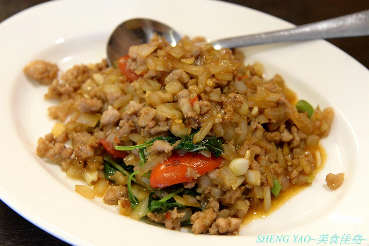 [台中西區]泰味香 – 台中罕見的99元平價泰式料理,店內將近100樣菜色連同湯類真的每道都只賣99元,口味夠水準,份量上也沒縮水,還有香米飯和飲料無限量供應,一個人或多人來吃都合適。