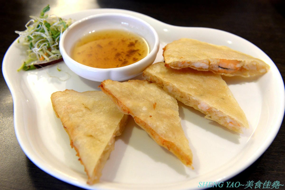 [台中西區]泰味香 – 台中罕見的99元平價泰式料理,店內將近100樣菜色連同湯類真的每道都只賣99元,口味夠水準,份量上也沒縮水,還有香米飯和飲料無限量供應,一個人或多人來吃都合適。