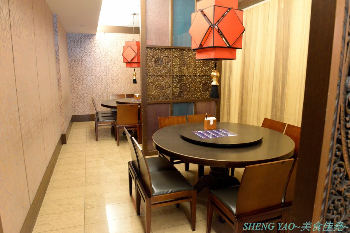 [台中西區]泰味香 – 台中罕見的99元平價泰式料理,店內將近100樣菜色連同湯類真的每道都只賣99元,口味夠水準,份量上也沒縮水,還有香米飯和飲料無限量供應,一個人或多人來吃都合適。