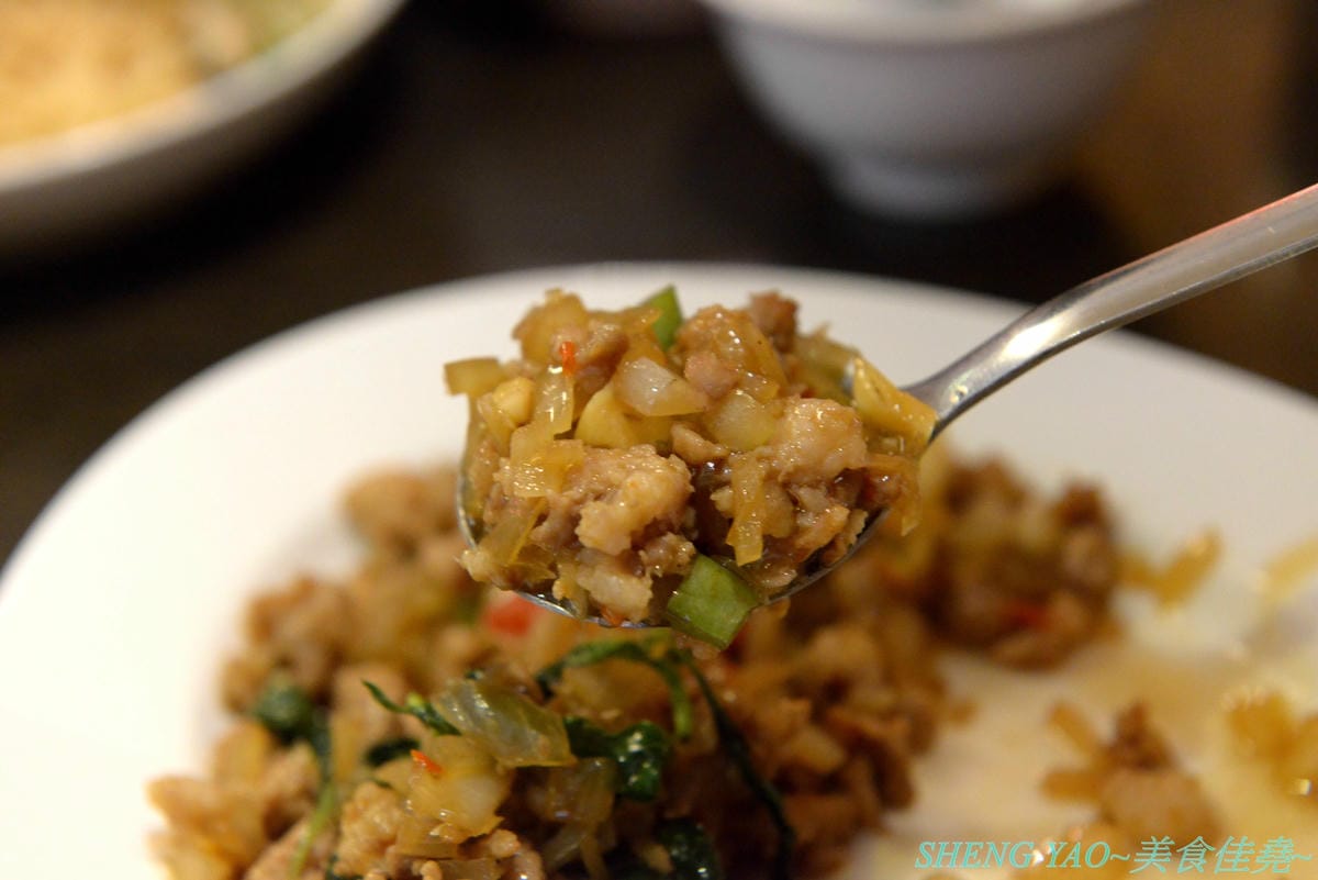 [台中西區]泰味香 – 台中罕見的99元平價泰式料理,店內將近100樣菜色連同湯類真的每道都只賣99元,口味夠水準,份量上也沒縮水,還有香米飯和飲料無限量供應,一個人或多人來吃都合適。