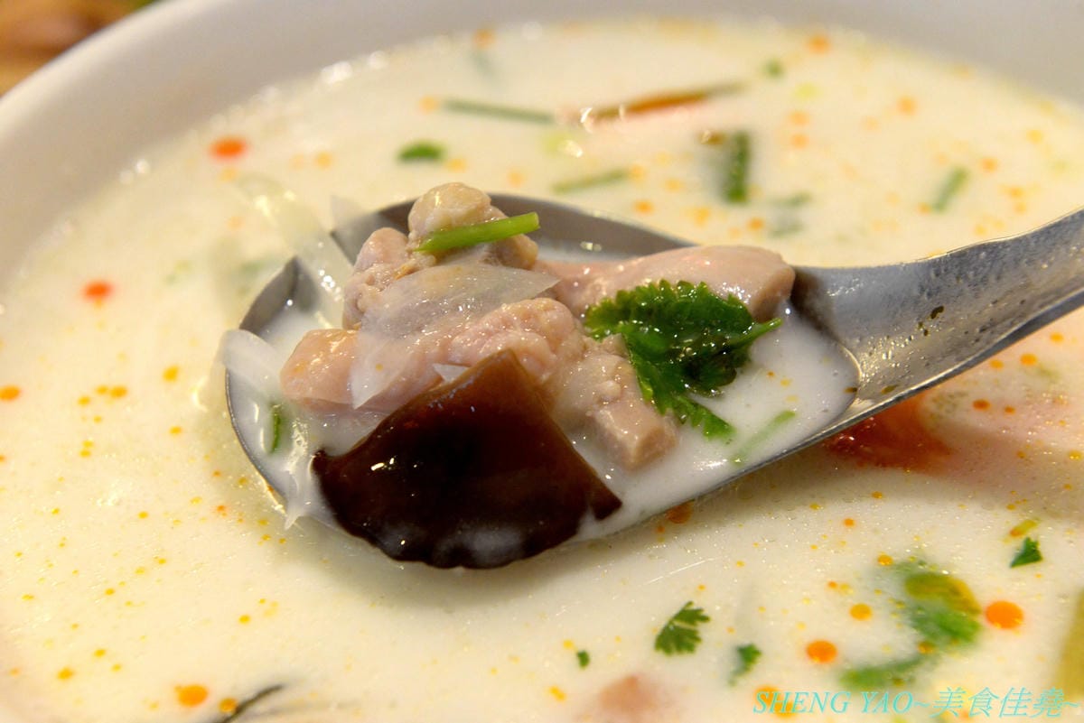[台中西區]泰味香 – 台中罕見的99元平價泰式料理,店內將近100樣菜色連同湯類真的每道都只賣99元,口味夠水準,份量上也沒縮水,還有香米飯和飲料無限量供應,一個人或多人來吃都合適。
