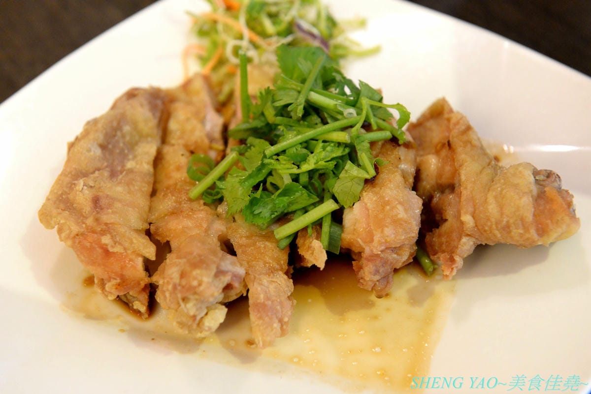 [台中西區]泰味香 – 台中罕見的99元平價泰式料理,店內將近100樣菜色連同湯類真的每道都只賣99元,口味夠水準,份量上也沒縮水,還有香米飯和飲料無限量供應,一個人或多人來吃都合適。