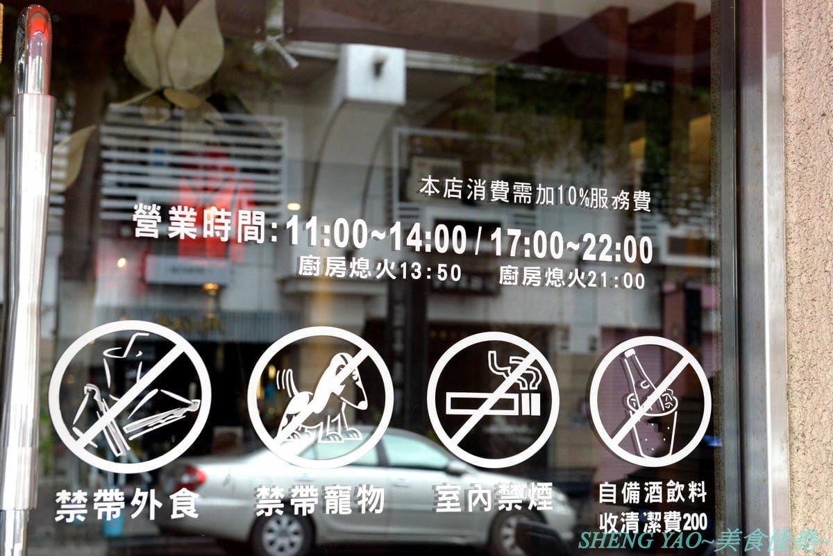 [台中西區]泰味香 – 台中罕見的99元平價泰式料理,店內將近100樣菜色連同湯類真的每道都只賣99元,口味夠水準,份量上也沒縮水,還有香米飯和飲料無限量供應,一個人或多人來吃都合適。