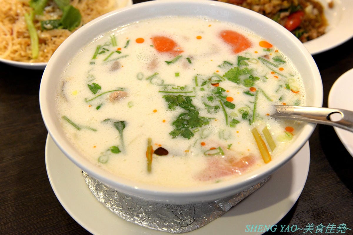 [台中西區]泰味香 – 台中罕見的99元平價泰式料理,店內將近100樣菜色連同湯類真的每道都只賣99元,口味夠水準,份量上也沒縮水,還有香米飯和飲料無限量供應,一個人或多人來吃都合適。