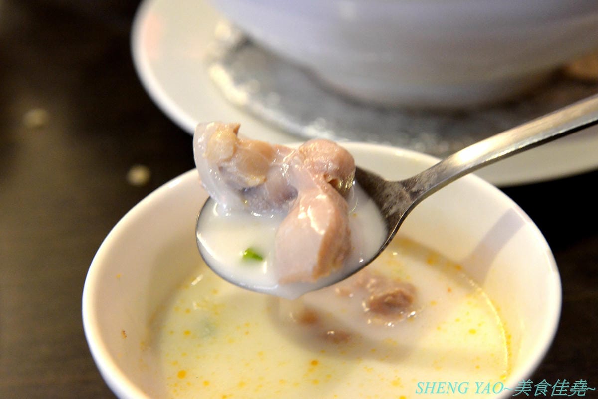 [台中西區]泰味香 – 台中罕見的99元平價泰式料理,店內將近100樣菜色連同湯類真的每道都只賣99元,口味夠水準,份量上也沒縮水,還有香米飯和飲料無限量供應,一個人或多人來吃都合適。