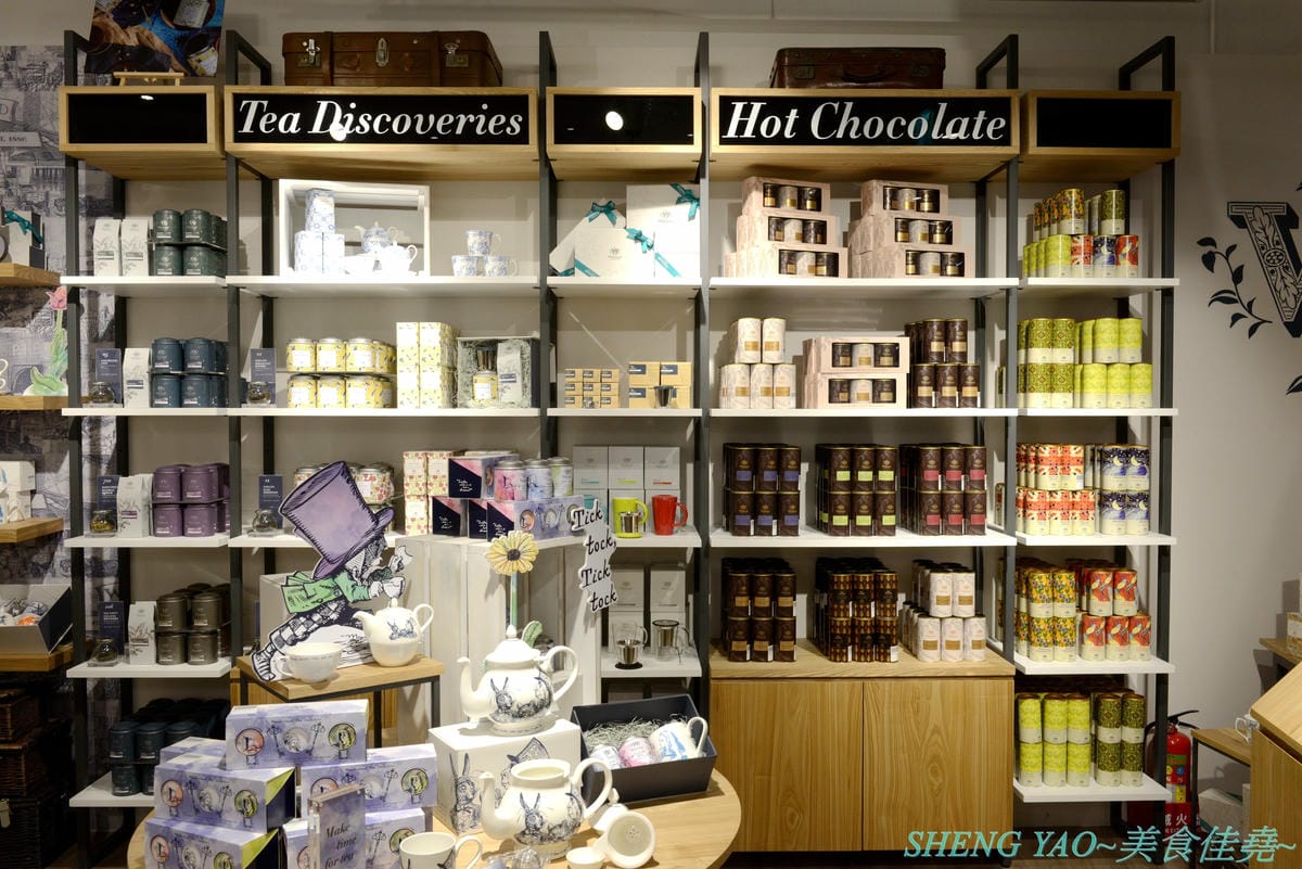 [台中梧棲]Whittard of Chelsea 台中三井店 – 130多年歷史的英國老牌茶莊海外唯二分店開幕了,不用飛英國就能買到他們的茶葉和熱巧克力粉,店內有附設TEA BAR和內用區,可以坐在裏頭喝。