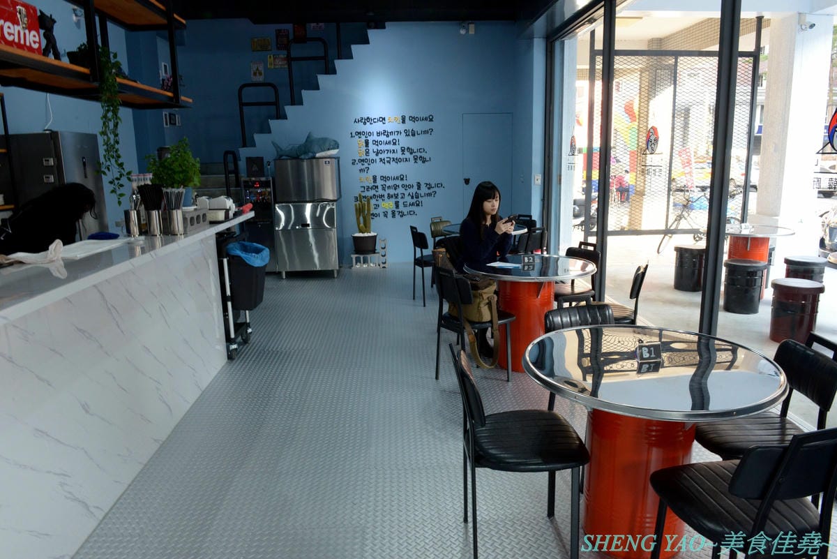 [台中西區]NiL Kitchen 尼歐韓廚 – 台中公益路附近新開的韓式料理,裝潢很有時尚風格,餐具精緻有質感,餐點口味還不錯,起司韓國炸雞大推好吃,女店長超漂亮,營業時間到晚上12點,聚餐吃消夜也很OK