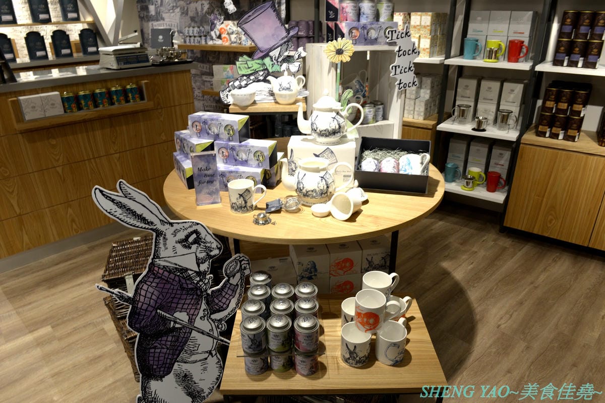 [台中梧棲]Whittard of Chelsea 台中三井店 – 130多年歷史的英國老牌茶莊海外唯二分店開幕了,不用飛英國就能買到他們的茶葉和熱巧克力粉,店內有附設TEA BAR和內用區,可以坐在裏頭喝。