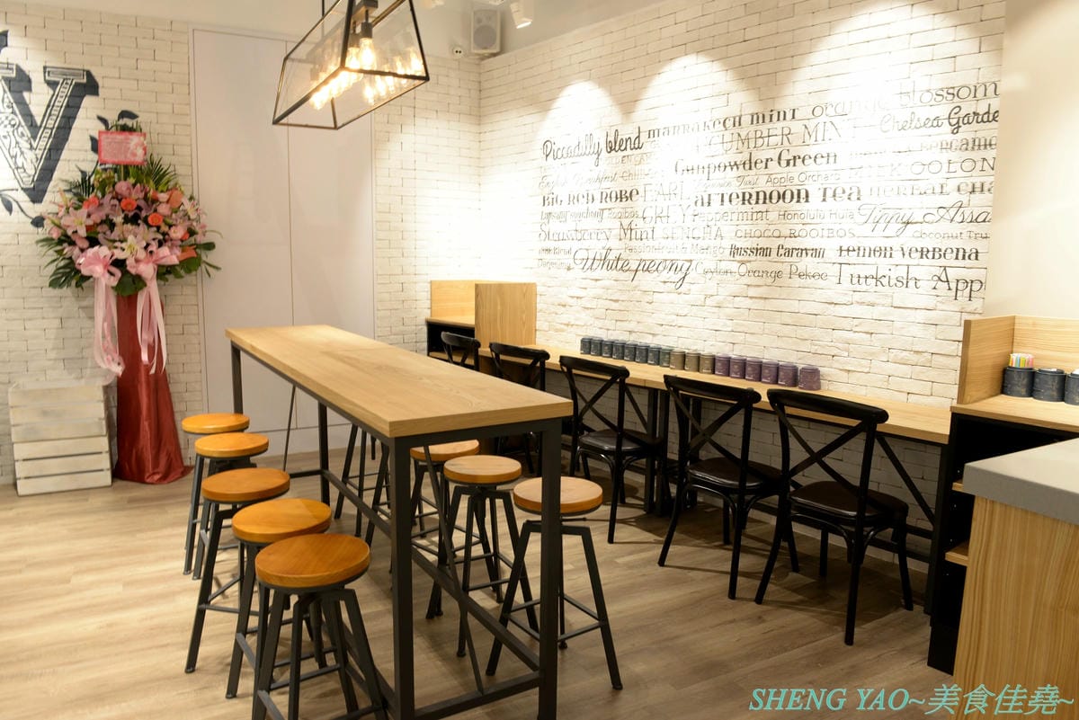 [台中梧棲]Whittard of Chelsea 台中三井店 – 130多年歷史的英國老牌茶莊海外唯二分店開幕了,不用飛英國就能買到他們的茶葉和熱巧克力粉,店內有附設TEA BAR和內用區,可以坐在裏頭喝。