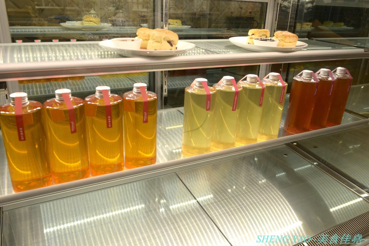 [台中梧棲]Whittard of Chelsea 台中三井店 – 130多年歷史的英國老牌茶莊海外唯二分店開幕了,不用飛英國就能買到他們的茶葉和熱巧克力粉,店內有附設TEA BAR和內用區,可以坐在裏頭喝。