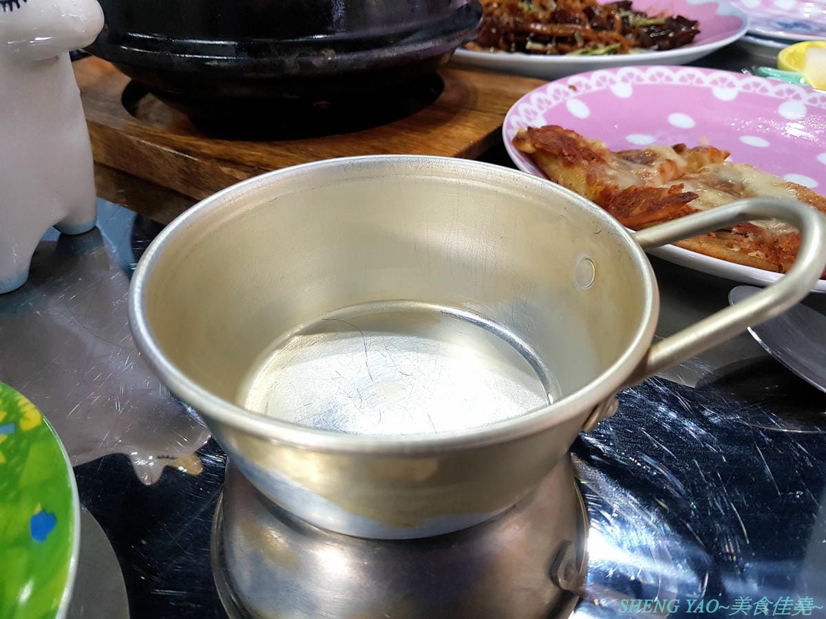 [台中西區]NiL Kitchen 尼歐韓廚 – 台中公益路附近新開的韓式料理,裝潢很有時尚風格,餐具精緻有質感,餐點口味還不錯,起司韓國炸雞大推好吃,女店長超漂亮,營業時間到晚上12點,聚餐吃消夜也很OK