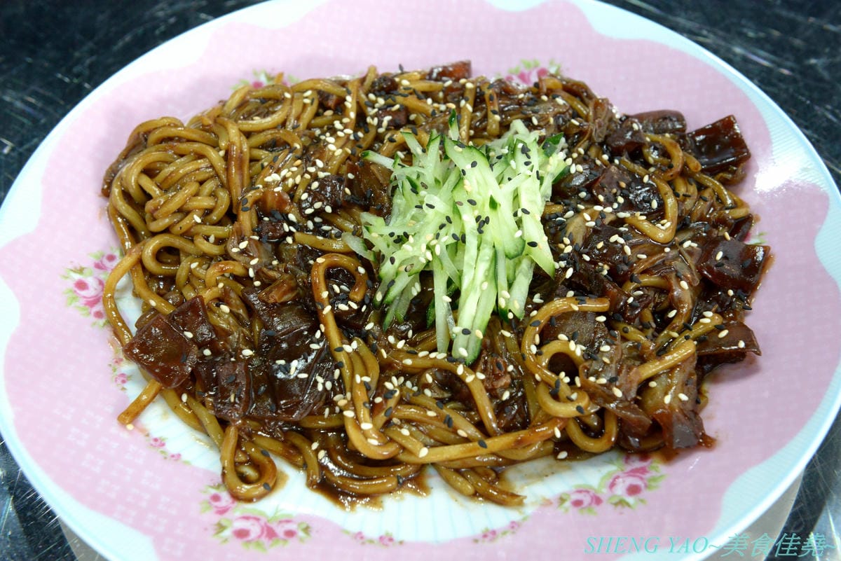 [台中西區]NiL Kitchen 尼歐韓廚 – 台中公益路附近新開的韓式料理,裝潢很有時尚風格,餐具精緻有質感,餐點口味還不錯,起司韓國炸雞大推好吃,女店長超漂亮,營業時間到晚上12點,聚餐吃消夜也很OK