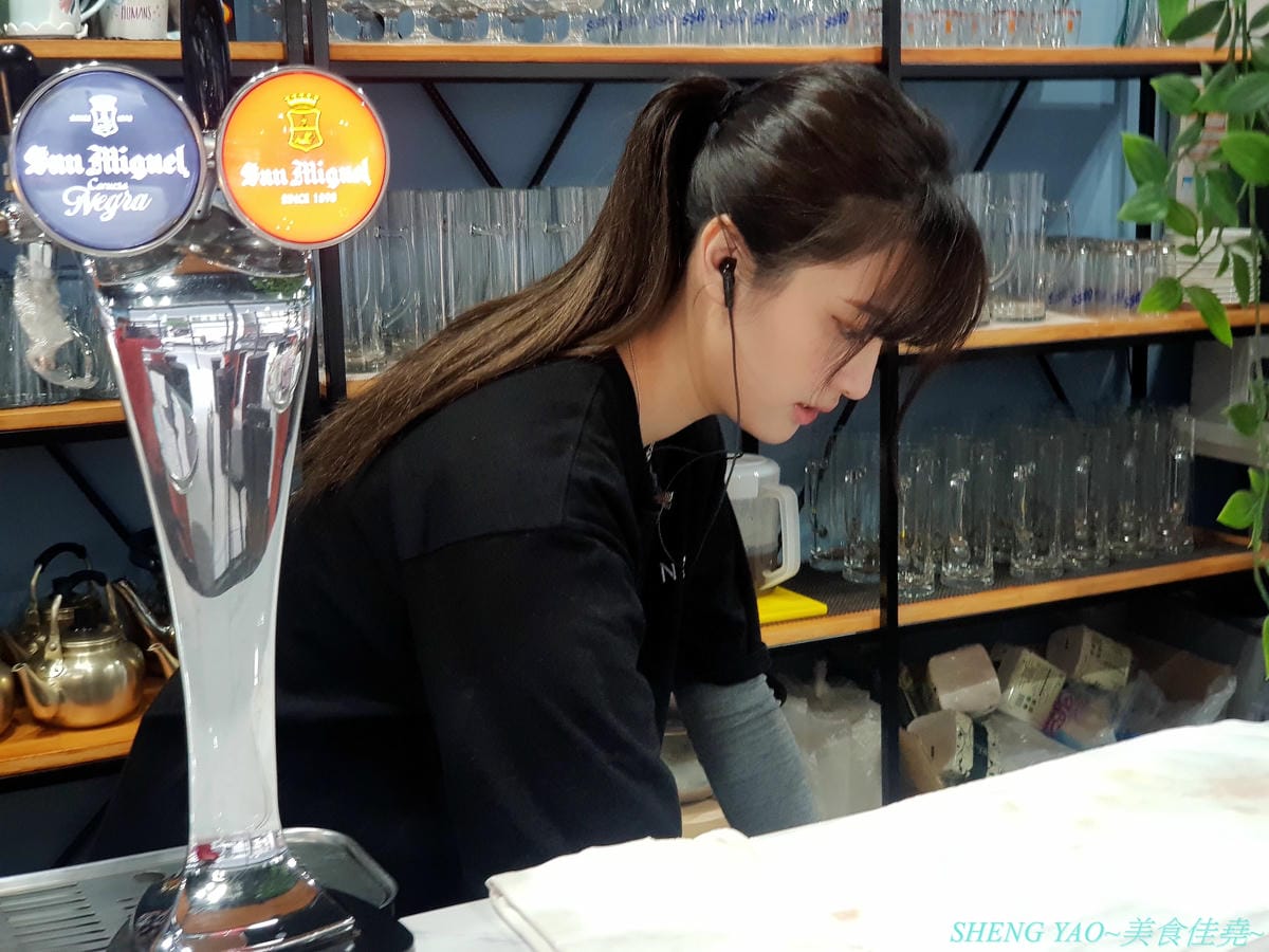 [台中西區]NiL Kitchen 尼歐韓廚 – 台中公益路附近新開的韓式料理,裝潢很有時尚風格,餐具精緻有質感,餐點口味還不錯,起司韓國炸雞大推好吃,女店長超漂亮,營業時間到晚上12點,聚餐吃消夜也很OK