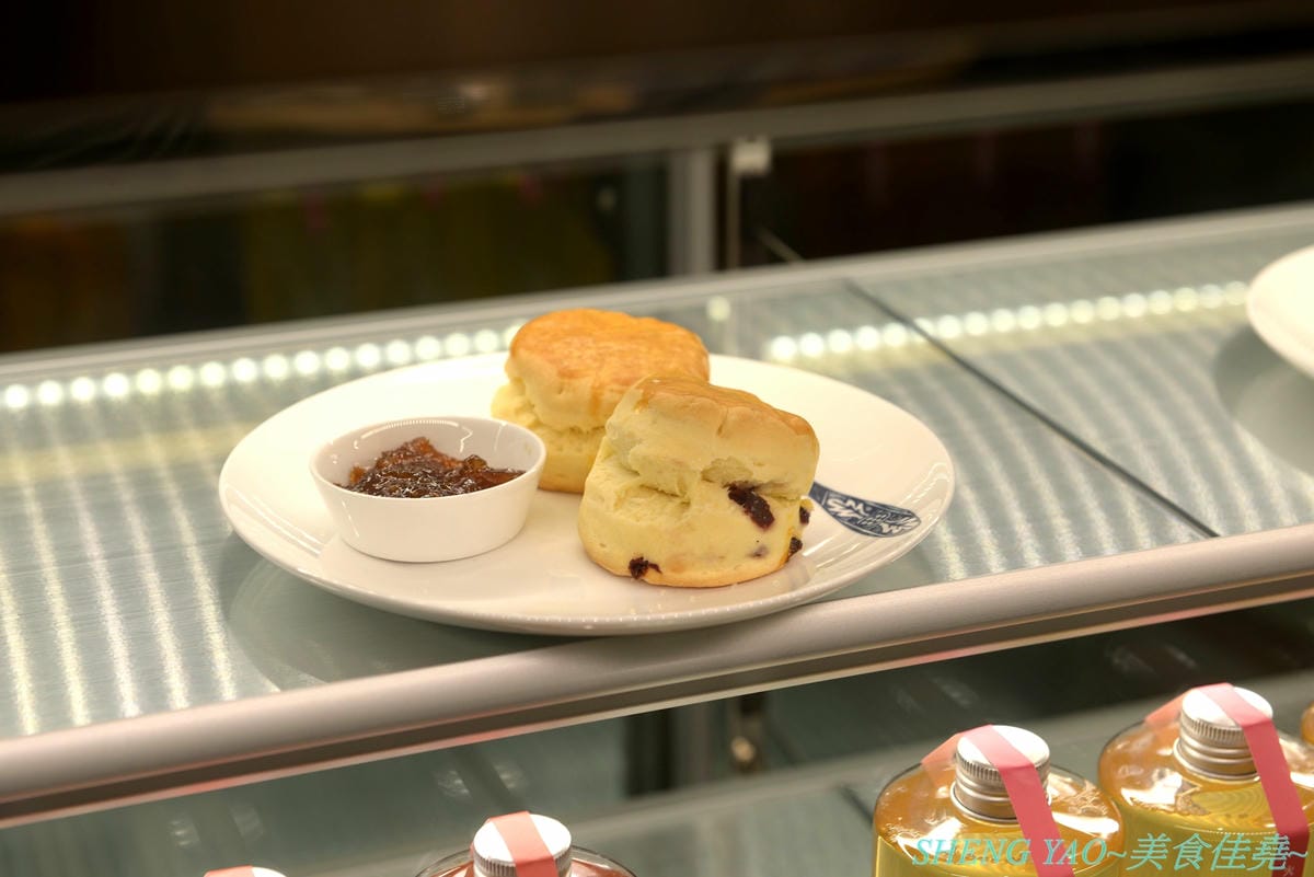 [台中梧棲]Whittard of Chelsea 台中三井店 – 130多年歷史的英國老牌茶莊海外唯二分店開幕了,不用飛英國就能買到他們的茶葉和熱巧克力粉,店內有附設TEA BAR和內用區,可以坐在裏頭喝。