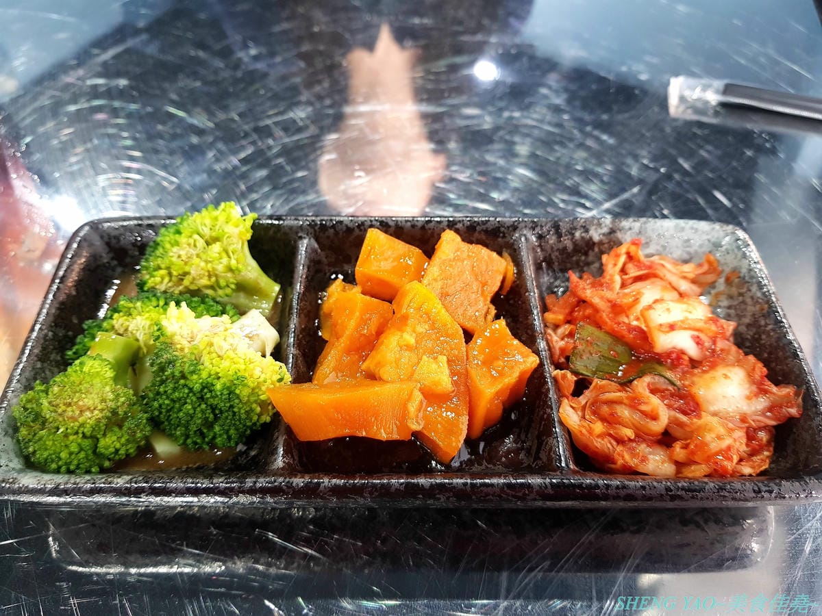 [台中西區]NiL Kitchen 尼歐韓廚 – 台中公益路附近新開的韓式料理,裝潢很有時尚風格,餐具精緻有質感,餐點口味還不錯,起司韓國炸雞大推好吃,女店長超漂亮,營業時間到晚上12點,聚餐吃消夜也很OK