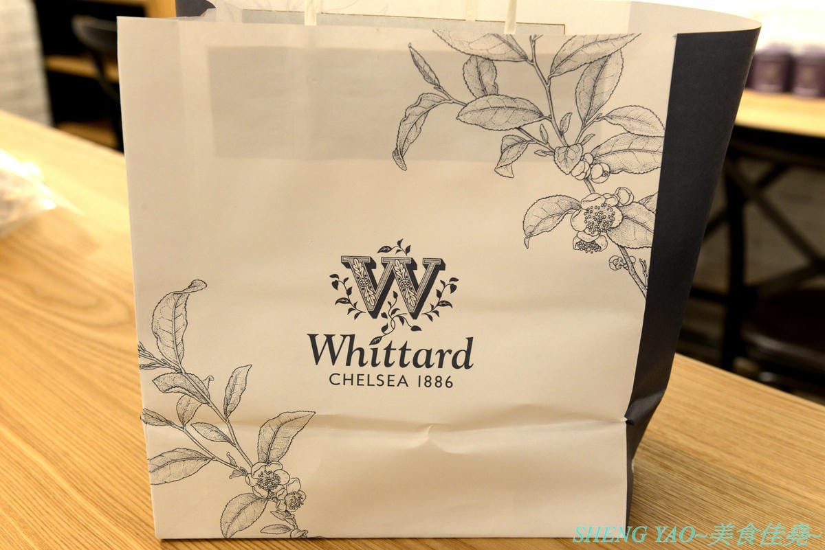 [台中梧棲]Whittard of Chelsea 台中三井店 – 130多年歷史的英國老牌茶莊海外唯二分店開幕了,不用飛英國就能買到他們的茶葉和熱巧克力粉,店內有附設TEA BAR和內用區,可以坐在裏頭喝。