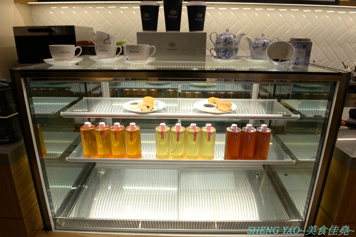 [台中梧棲]Whittard of Chelsea 台中三井店 – 130多年歷史的英國老牌茶莊海外唯二分店開幕了,不用飛英國就能買到他們的茶葉和熱巧克力粉,店內有附設TEA BAR和內用區,可以坐在裏頭喝。