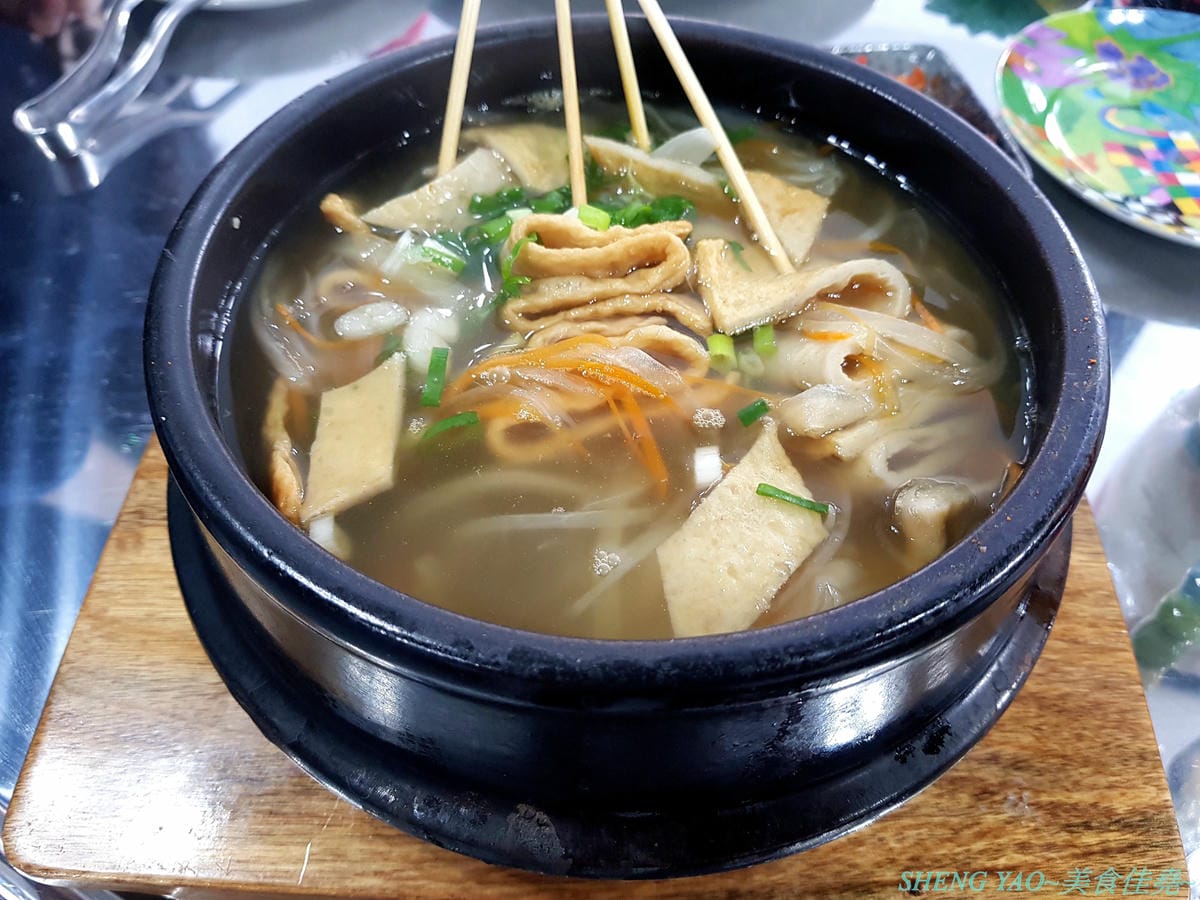 [台中西區]NiL Kitchen 尼歐韓廚 – 台中公益路附近新開的韓式料理,裝潢很有時尚風格,餐具精緻有質感,餐點口味還不錯,起司韓國炸雞大推好吃,女店長超漂亮,營業時間到晚上12點,聚餐吃消夜也很OK