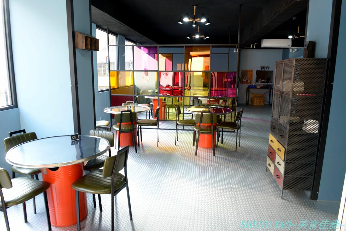 [台中西區]NiL Kitchen 尼歐韓廚 – 台中公益路附近新開的韓式料理,裝潢很有時尚風格,餐具精緻有質感,餐點口味還不錯,起司韓國炸雞大推好吃,女店長超漂亮,營業時間到晚上12點,聚餐吃消夜也很OK