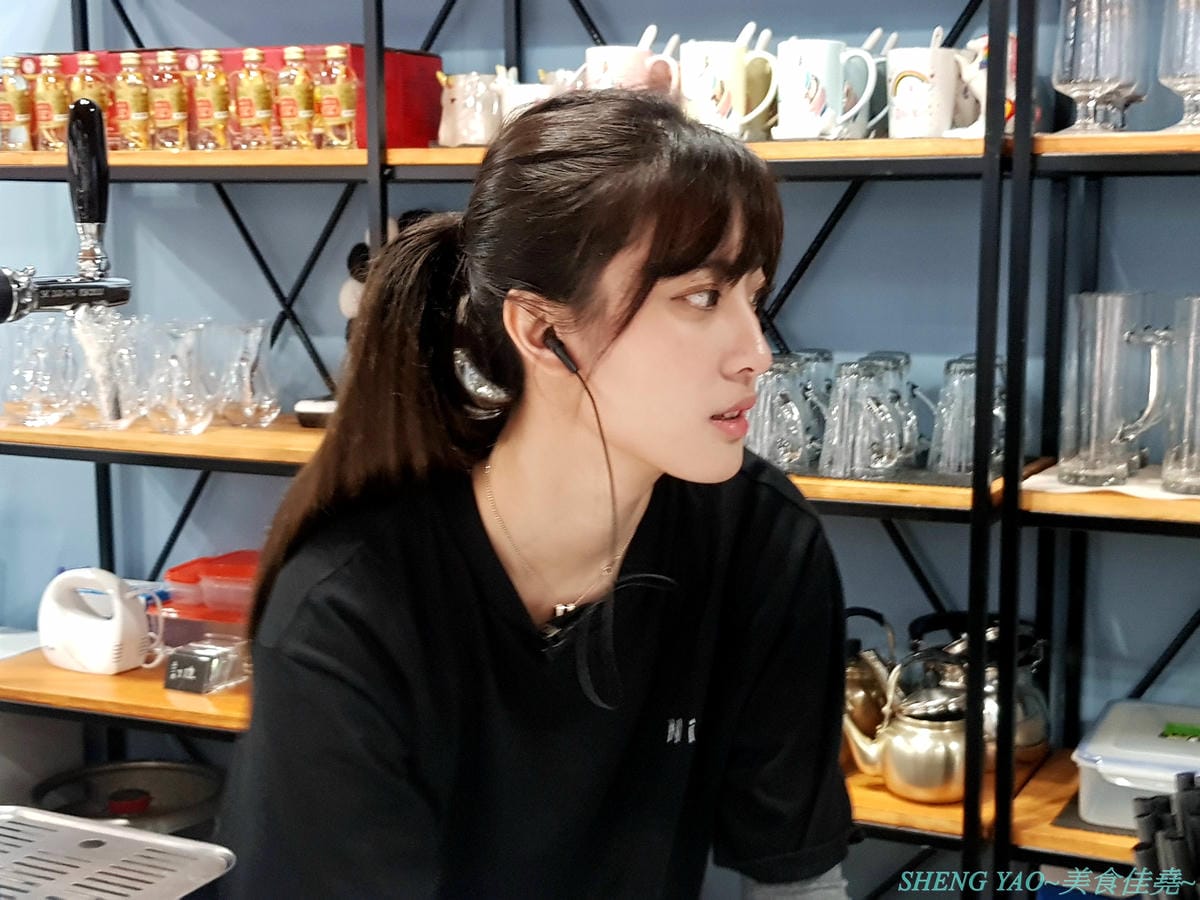 [台中西區]NiL Kitchen 尼歐韓廚 – 台中公益路附近新開的韓式料理,裝潢很有時尚風格,餐具精緻有質感,餐點口味還不錯,起司韓國炸雞大推好吃,女店長超漂亮,營業時間到晚上12點,聚餐吃消夜也很OK