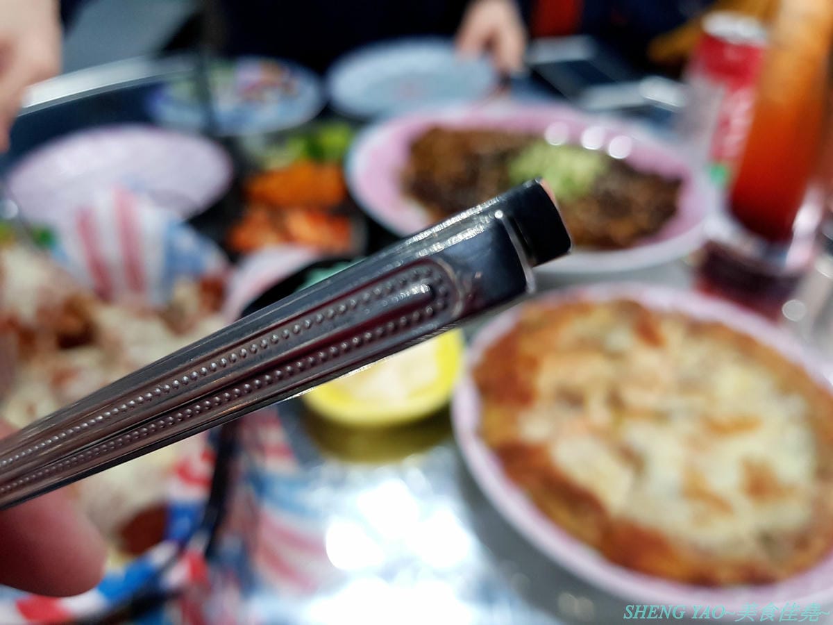 [台中西區]NiL Kitchen 尼歐韓廚 – 台中公益路附近新開的韓式料理,裝潢很有時尚風格,餐具精緻有質感,餐點口味還不錯,起司韓國炸雞大推好吃,女店長超漂亮,營業時間到晚上12點,聚餐吃消夜也很OK