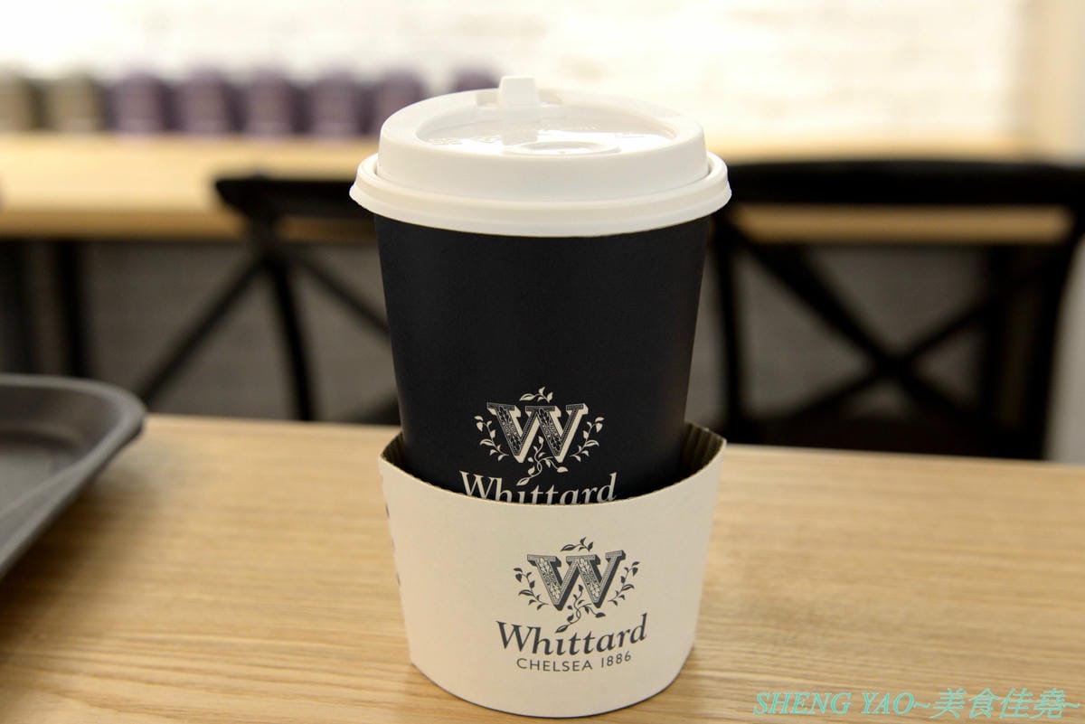 [台中梧棲]Whittard of Chelsea 台中三井店 – 130多年歷史的英國老牌茶莊海外唯二分店開幕了,不用飛英國就能買到他們的茶葉和熱巧克力粉,店內有附設TEA BAR和內用區,可以坐在裏頭喝。