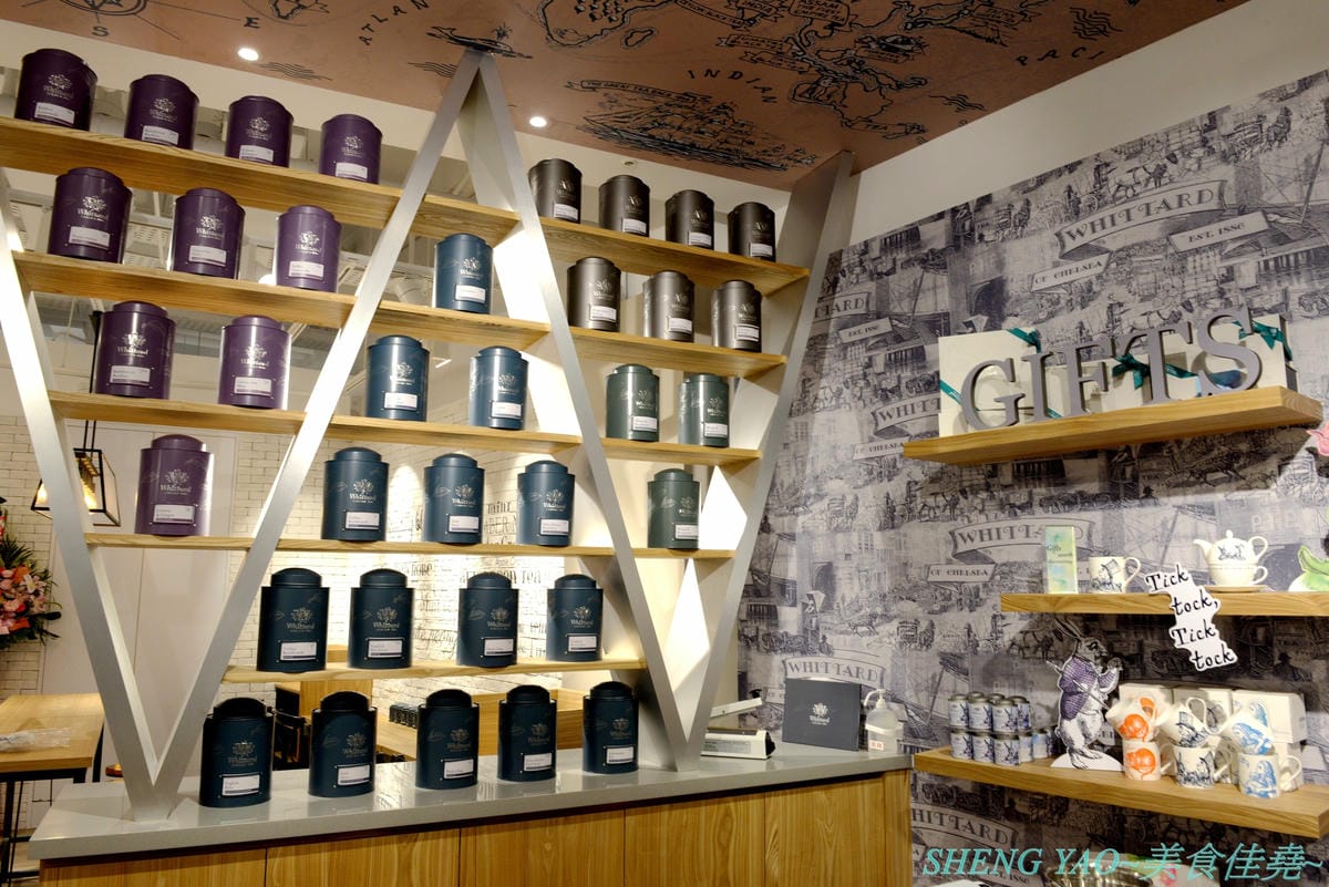 [台中梧棲]Whittard of Chelsea 台中三井店 – 130多年歷史的英國老牌茶莊海外唯二分店開幕了,不用飛英國就能買到他們的茶葉和熱巧克力粉,店內有附設TEA BAR和內用區,可以坐在裏頭喝。